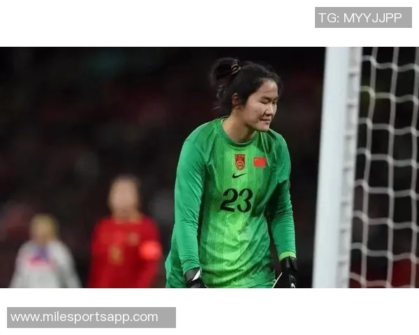 女足惨遭英格兰狂虐0比8后场低级失误令人心痛不已