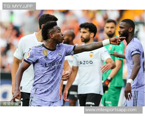 维尼修斯与女友甜蜜互动内马尔点赞称赞这个男孩深深爱着她